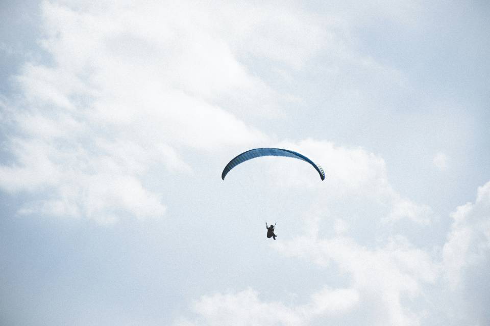 Mensch beim Paragliding