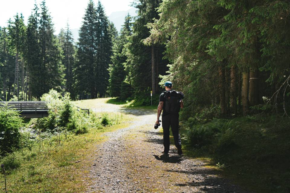 Mann wandert im Schwarzwald
